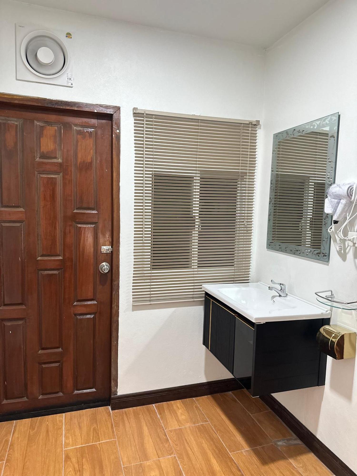 Service Apartment ห้อง102 ใจกลางเมืองใกล้แหล่งท่องเที่ยว Lampang Bagian luar foto