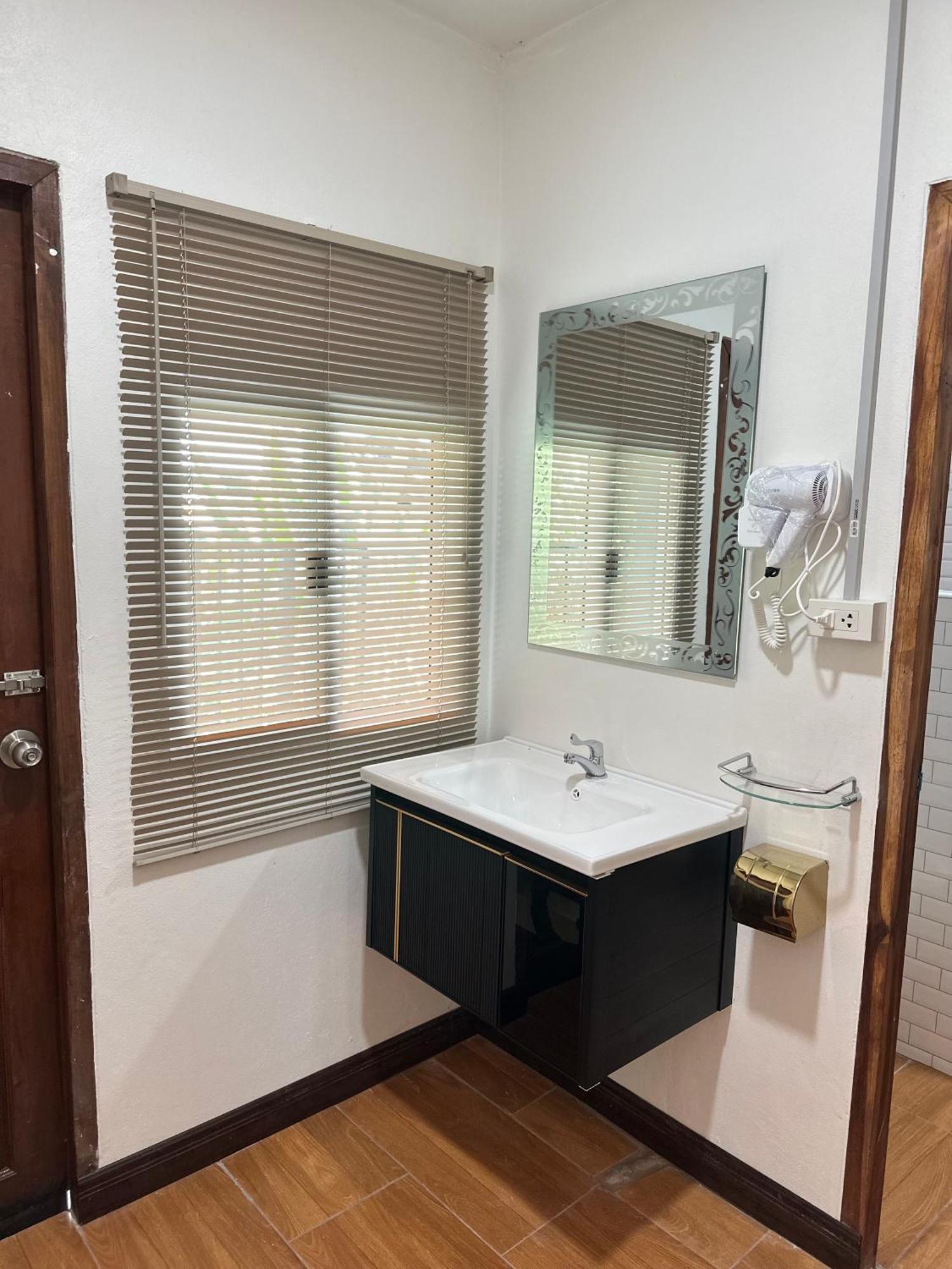 Service Apartment ห้อง102 ใจกลางเมืองใกล้แหล่งท่องเที่ยว Lampang Bagian luar foto